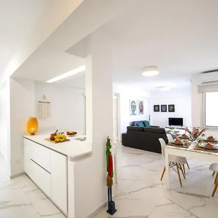 Mackenzie Leo Seafront *