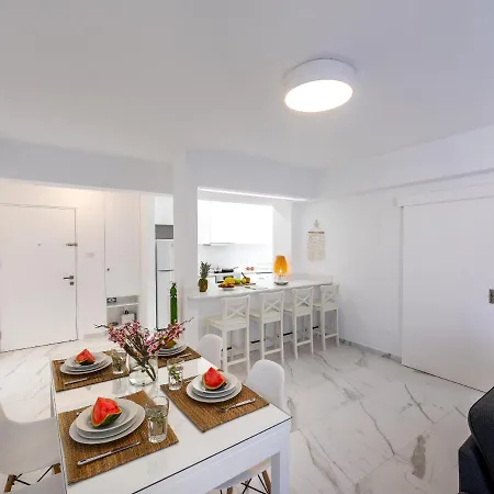 Mackenzie Leo Seafront Apartament