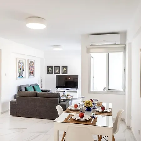 Mackenzie Leo Seafront Apartment *