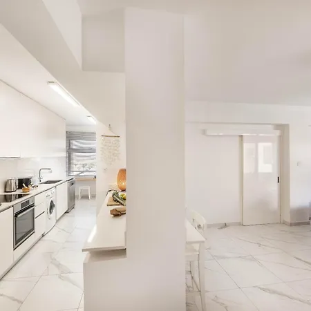 Mackenzie Leo Seafront Апартаменти Ларнака