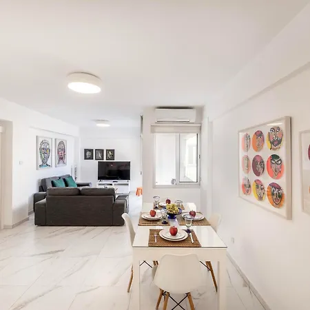 Mackenzie Leo Seafront Apartment *