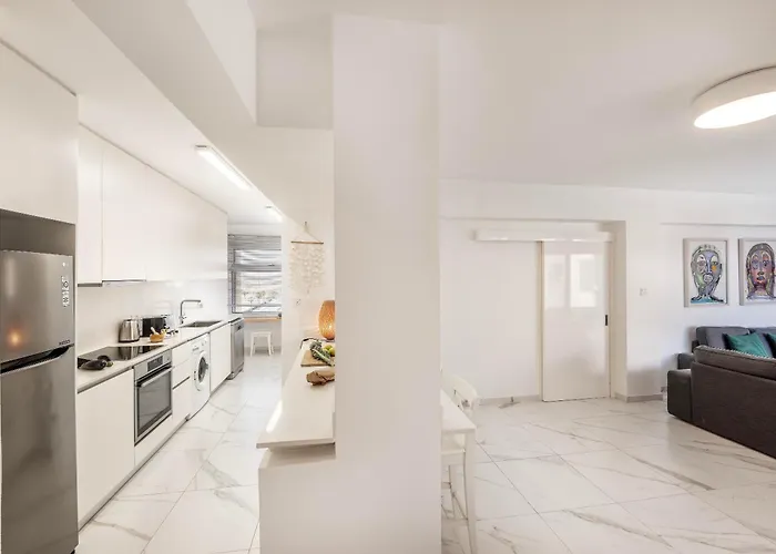 Mackenzie Leo Seafront Апартаменты Ларнака