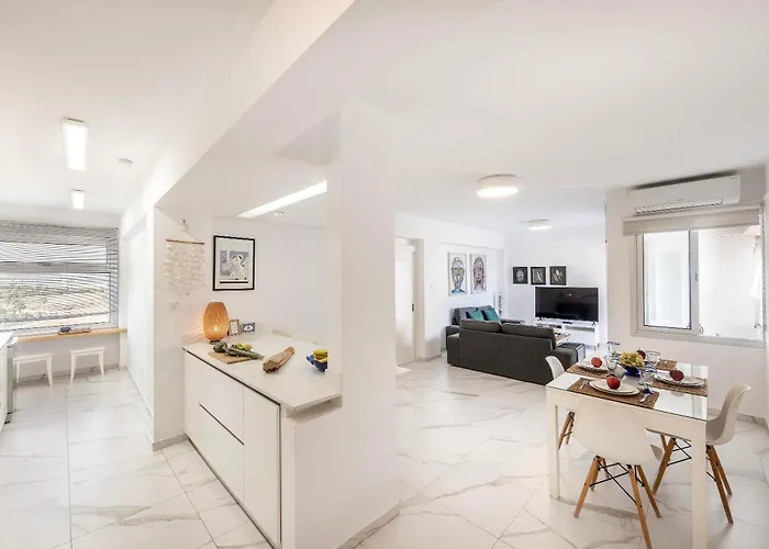 Mackenzie Leo Seafront * Ларнака