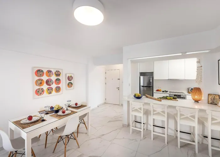 Апартаменти Mackenzie Leo Seafront