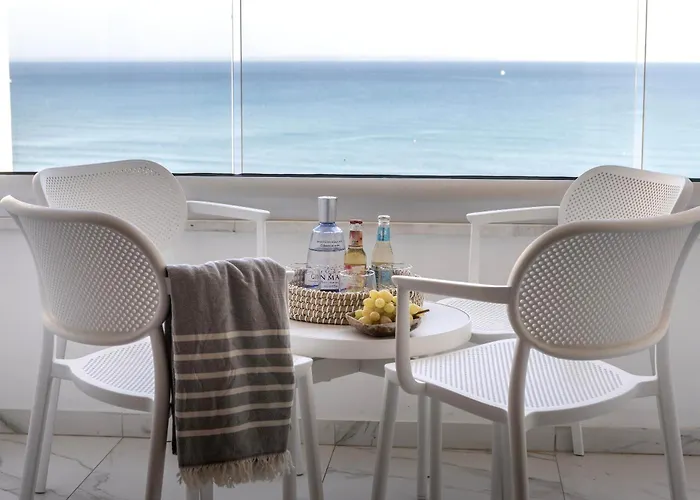 Mackenzie Leo Seafront Apartament