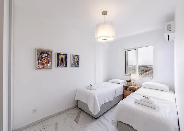 Mackenzie Leo Seafront Апартаменты