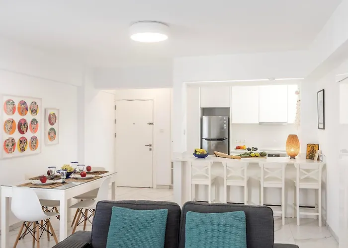 Mackenzie Leo Seafront Апартаменти